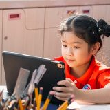 Should parents let their children participate in online learning at international primary schools during the pandemic