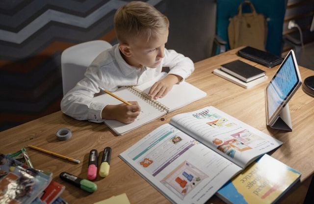 Chuẩn bị mang lại trẻ em không khí tiếp thu kiến thức chất lượng là 1 trong mỗi cơ hội học tập trực tuyến hiệu quả