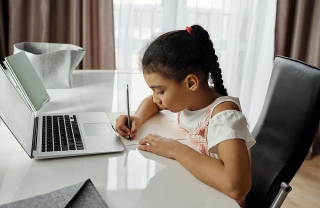 Cho trẻ em đem ăn mặc quần áo gọn gàng như Lúc đến lớp là mẹo học tập online hiệu quả