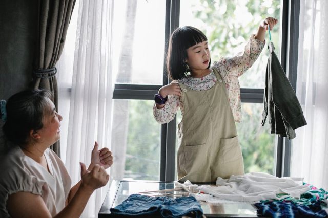 Dạy trẻ kỹ năng sống tự lập bằng cách phân công việc nhà phù hợp cho trẻ