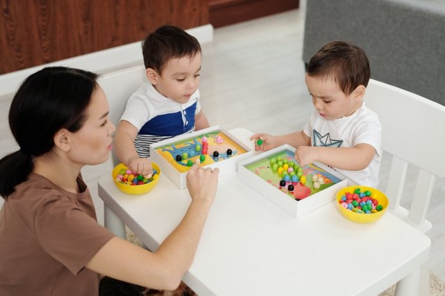 Dạy trẻ 2-3 tuổi theo phương pháp Montessori