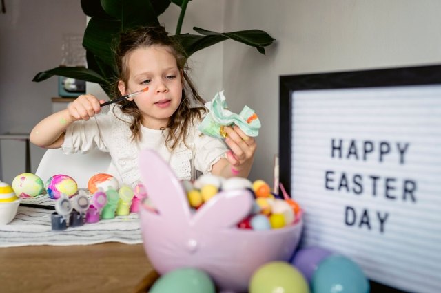 Cha mẹ trao quyền cho con tự do lựa chọn trong phương pháp Montessori