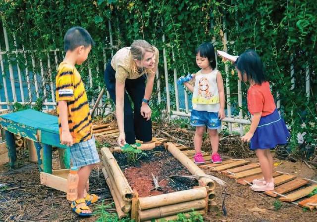 thí nghiệm khoa học cho trẻ mầm non bằng cách tái chế đồ vật cũ từ thí nghiệm trồng thực vật từ thùng rác