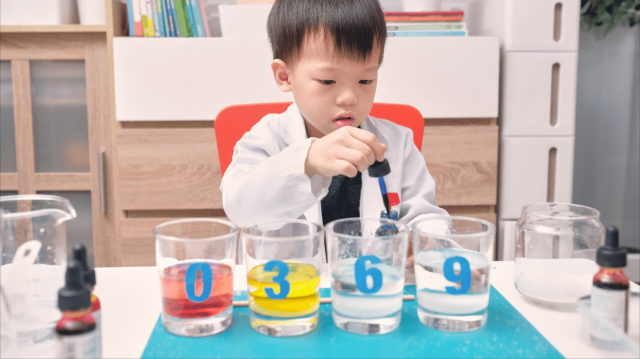 thí nghiệm stem cho trẻ mầm non phản ứng oxy hóa khử