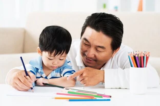 bố mẹ cầm tay cho bé tập viết